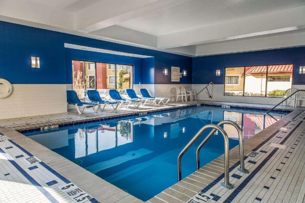 Regency Inn & Suites New London Mystic Eksteriør billede